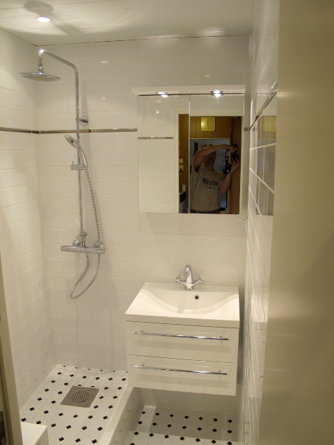 Kompaktne valge vannituba dušiga