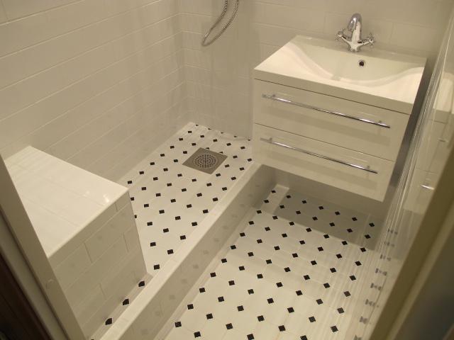 Mosaiikpõrand ja floating vanity