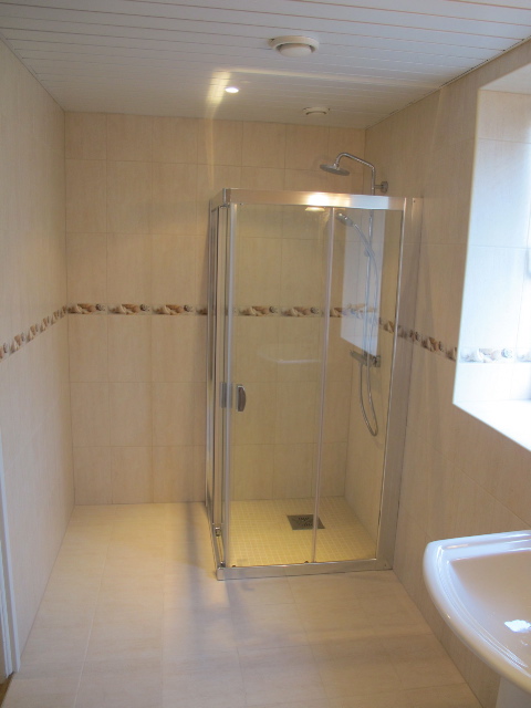 Avar vannituba beežide plaatide ja dušikabiiniga