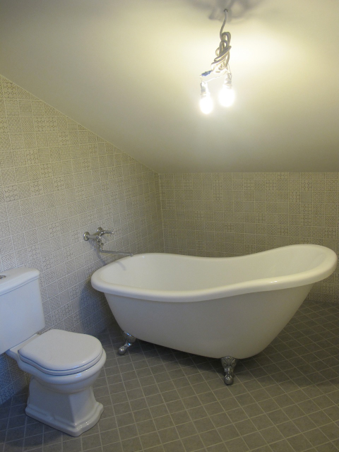 Klassikaline vannituba elegantse vanniga