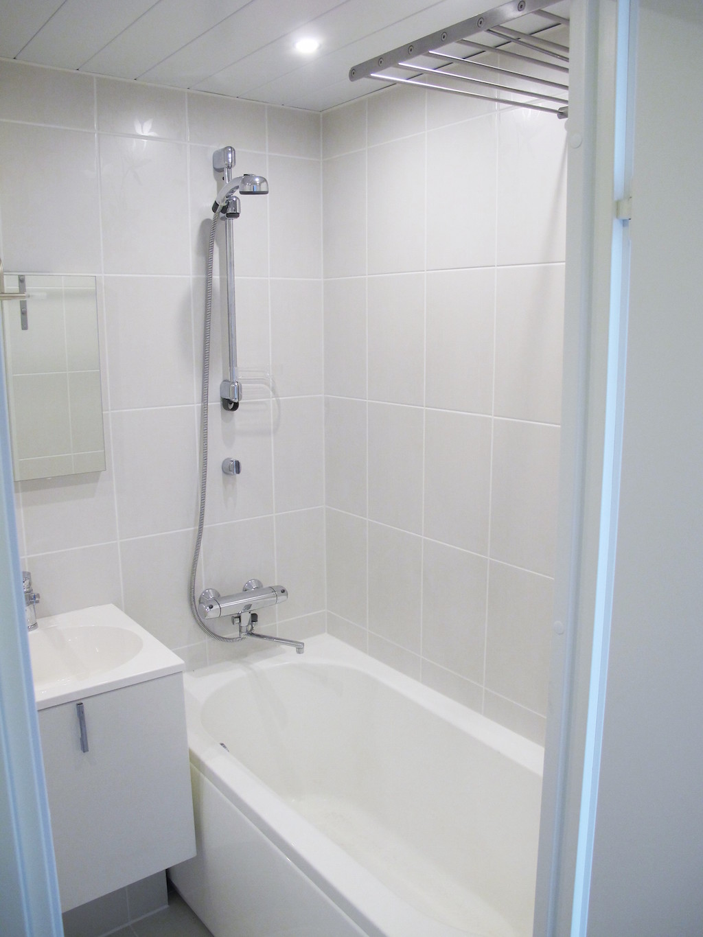 Valge vannituba vanniga